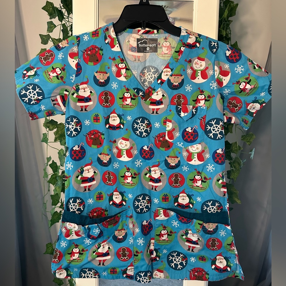 christmas extra small scrub top! brand: butter-soft